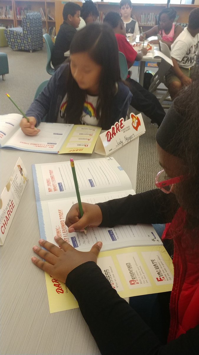 DeputyGriff_SRO's tweet photo. Day 1, Week 1, Lesson 1 of #DARE in the books!!! Whoop whoop!! Awesome students today! Huge #ThankYou to @llnavis's class and @BonigBCE's class!!!! They made teaching the curriculum so easy. ๐๐ #SCDARE @RCSD #RCSDSRO #DAREOfficer @MEDatBCE @RichlandTwo https://t.co/5NO8JmbTOO