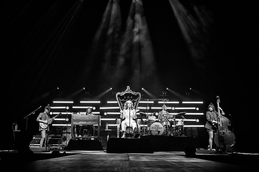 bowerypresents's tweet photo. .@TheAvettBros (with the help of @LakeStreetDive) celebrated their new album’s release on Saturday night at @BarclaysCenter. Photos by @MarcMillmanPix https://t.co/wjeQizKojf https://t.co/bdLT30JEYe
