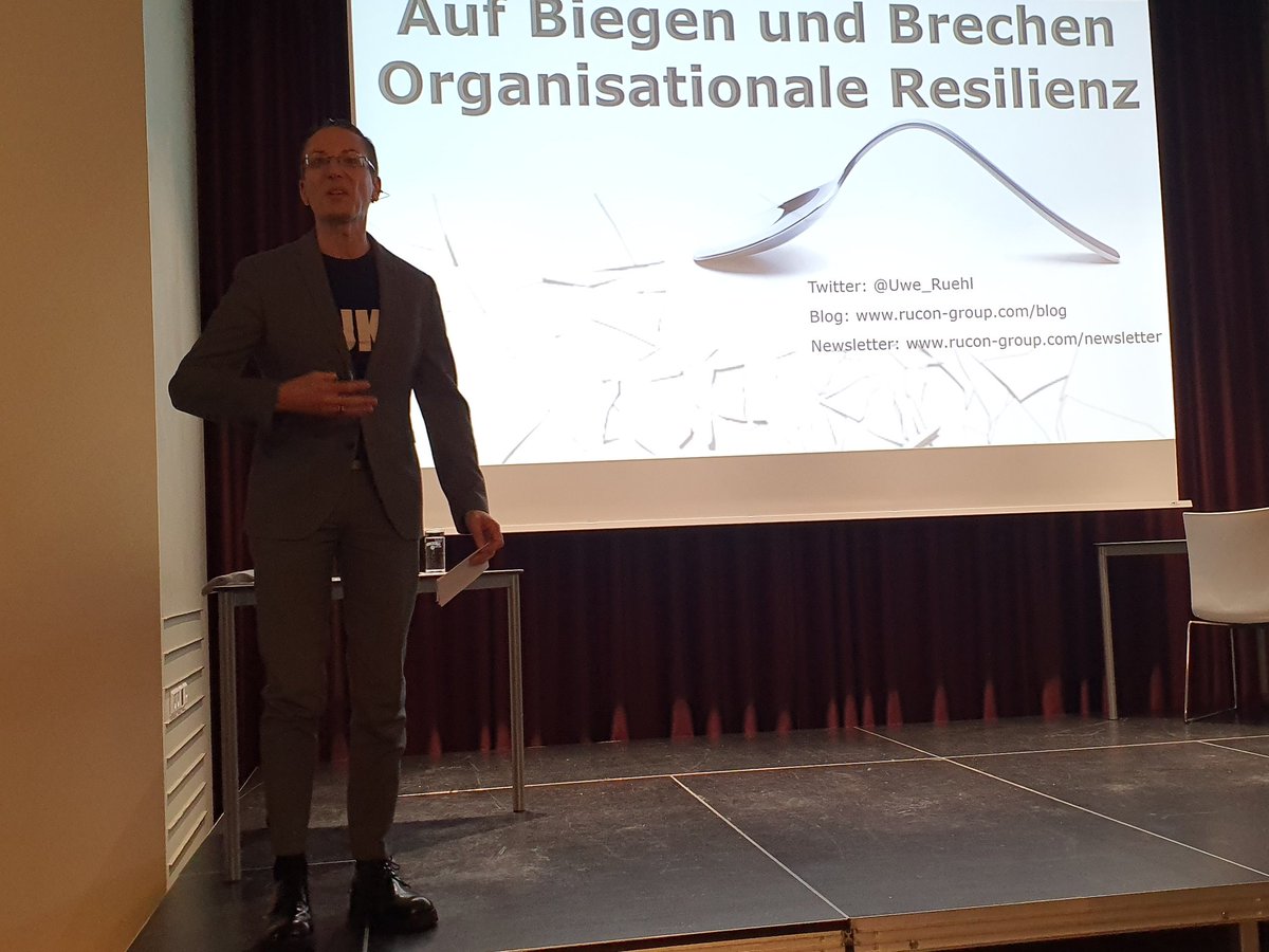 RiskNET's tweet photo. Uwe Rühl #rucon auf dem qSkills Security Summit: Wodurch wachsen und gedeihen Unternehmen und werden überlebensfähig? https://t.co/AHtQ84rjYa