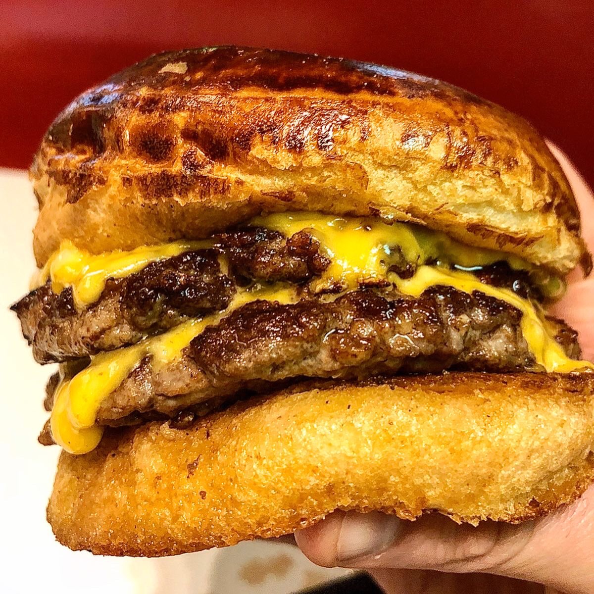 En <a href="/Williamsburg_BA/">Williamsburg BA</a> se volvieron locos, solo por hoy en su local de La Imprenta (Migueletes 868), esta 🍔 que desarrollamos juntos (en versión simple), papas y gaseosa por CIEN PESOS