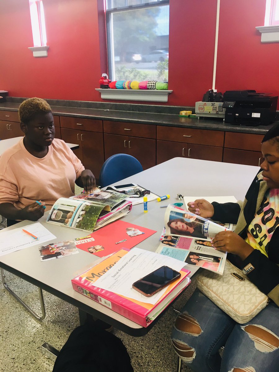 ChavisScales's tweet photo. Learning about the social-emotional domain and what do you know...college level students love making collages as well! #funandinteractive https://t.co/ZljiZZlAnZ