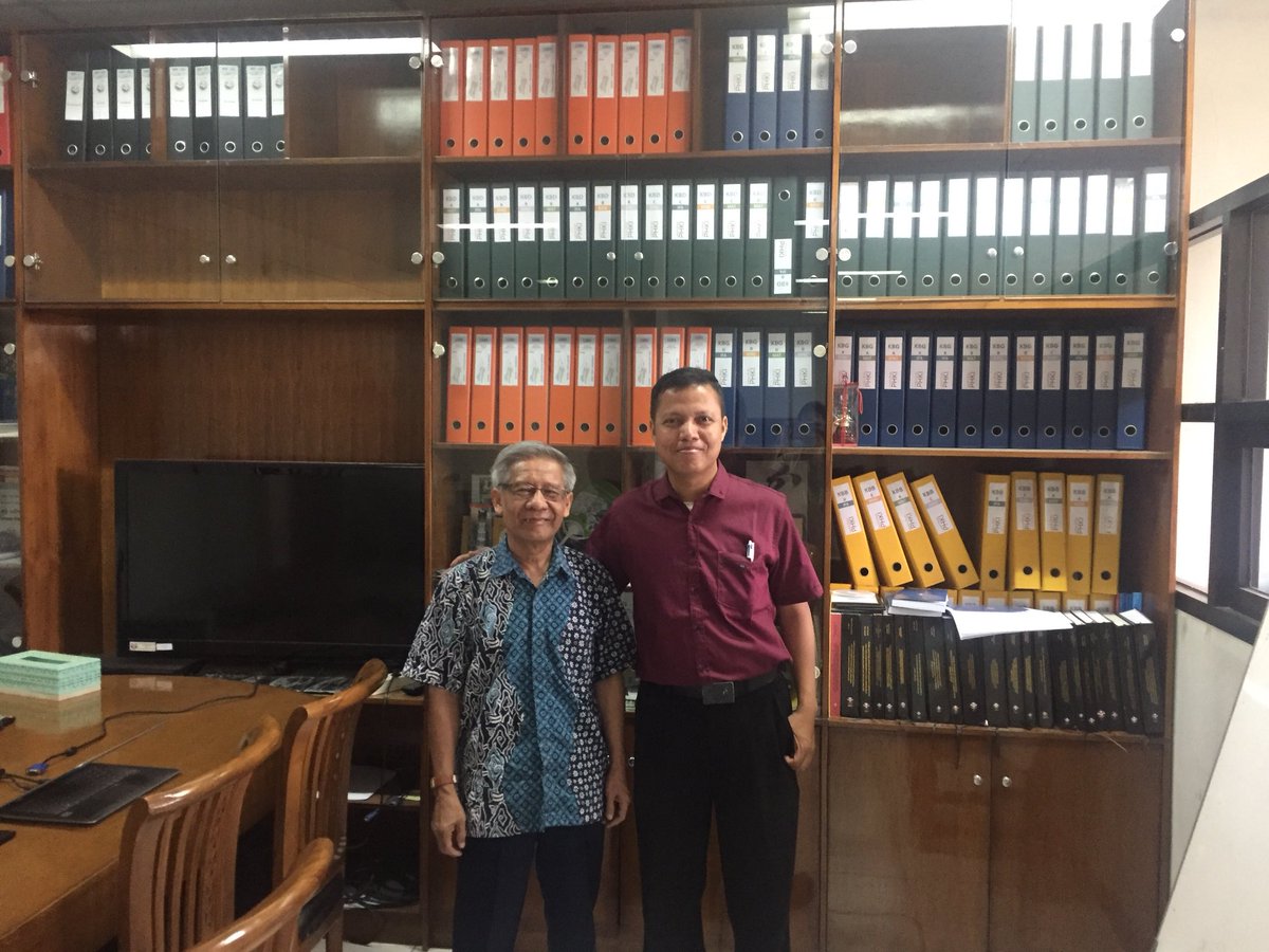 SuiGoei's tweet photo. Great and inspiring chat with prof Sumar Hendayana and dr. Arif Hidayat of Universitas Pendidikan Indonesia and Indonesia Consortium for Learning Improvement. ‘Lesson Study is about how to develop professional learning of teachers to be resilient’ @WALessonStudy @LessonStudyNL https://t.co/AL4ADZxwsA