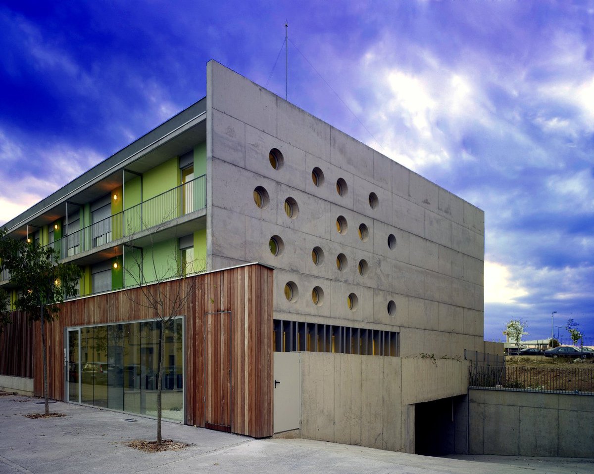 Vitallerarq's tweet photo. #DiaMundialDeLaArquitectura
Celebrem aquest dia amb el propòsit de complir amb el lema del 2019 proposat per l'ONU: "Arquitectura ... habitatge per a tots"
#fagesdecliment: és un edifici de 32 habitatges tutelats, per a gent gran, a #figueres.
https://t.co/0tsTgLsyQv https://t.co/KcSGAFdumO