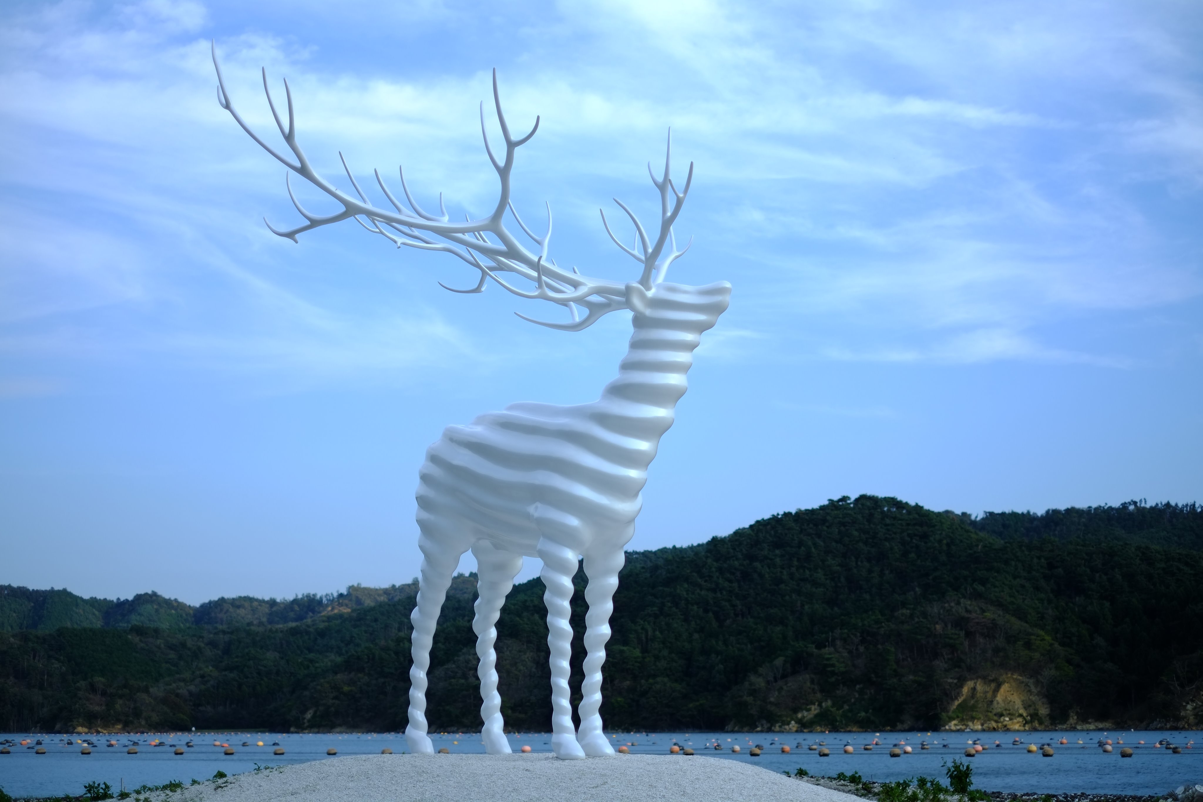 鹿のオブジェ 牡鹿半島の浜辺に佇む、大きな白い鹿のオブジェ「White Deer