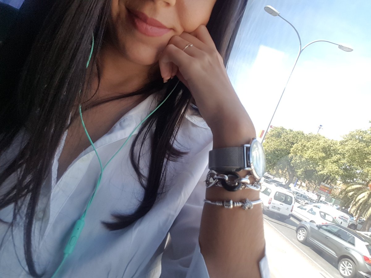 RaquelVera_b's tweet photo. Menos mal que la música ameniza el viaje #Vidaenelbus 🙄 https://t.co/HzgxH0thhJ