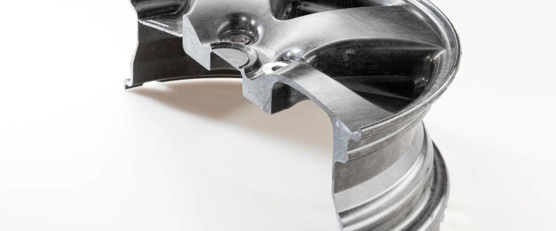 Evonik's tweet image. #Evonik makes sheet molding compounds fit for tomorrow's #mobility. 💪🚗 How it works? With the new #EpoxyHardener VESTALITE® S. Learn more here: corporate.evonik.com/en/pages/artic…