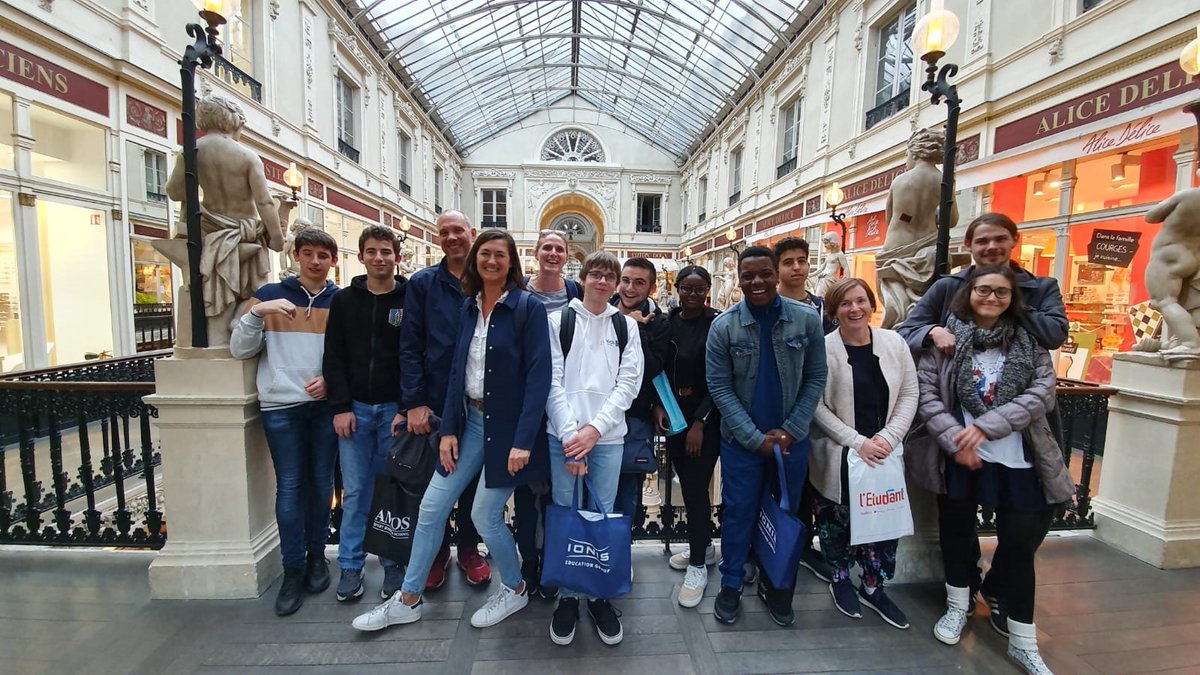 LPNews_PDL's tweet photo. @LaBanquePostale Au programme de ces 2 jours :

✔️🏰 Visite culturelle au @ChateauNantes 
✔️ 🚲@BikeNtour avec un super guide et des anecdotes croustillantes sur le Petit-Beurre de Lu 🤗
✔️📷Spectacle, expo, gastronomie...

Des moments enrichissants pour faire grandir les jeunes de l'#Envol ↗️ https://t.co/9LZ3D6zs5r