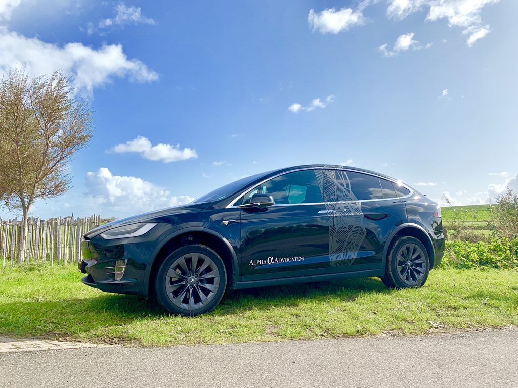 Less is more, dat bewijst de autobelettering van deze stoere Tesla Model X van Alpha Advocaten. Het subtiel aangebrachte beeldmerk vormt een waar kunstwerk op de zijkant van de auto.