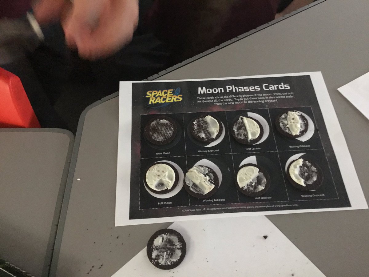4S represented the phases of the moon 🌒 using Oreo cookies. #internationalspaceweek #ricelanescience