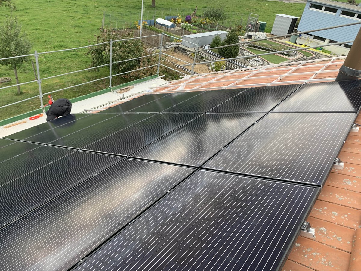Wir bauen an der Energiewende! Die #e_wende_ch #energiewendegenossenschaft baut im #selbstbau mit der #selbstbaugruppe #solarenergie mit #kostal #plenticore und #photovoltaik. Dank #graeppiflex ist das #lüftungsrohr #dunstrohr kein Problem!