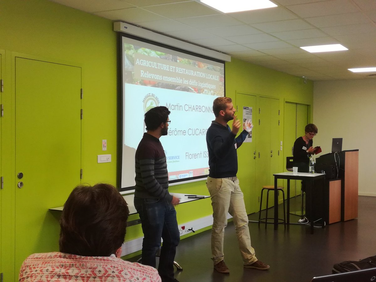 Présentation de @mangezbio isere et <a href="/Toutenvelo_Gre/">Toutenvélo Grenoble</a> <a href="/jercuc/">Jérôme Cucarollo</a> livrer des palettes à velo ? C'est notre spécialité depuis la demande de @martincharb !