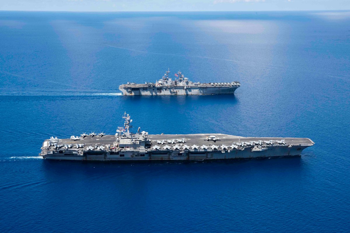 USN_Submariner's tweet photo. Forward-deployed Nimitz-class carrier USS Ronald Reagan (CVN 76) Carrier Strike Group &amp; Wasp-class amphibious assault ship USS Boxer (LHD 4) Amphibious Ready Group in the South China Sea over the weekend

#USNavy #7thFLT #CSG5 #CVW5 #ESG3 #PHIBRON5 #BoxerARG #Marines #11MEU ⚓️🇺🇸 https://t.co/LeJ3G8TrTY
