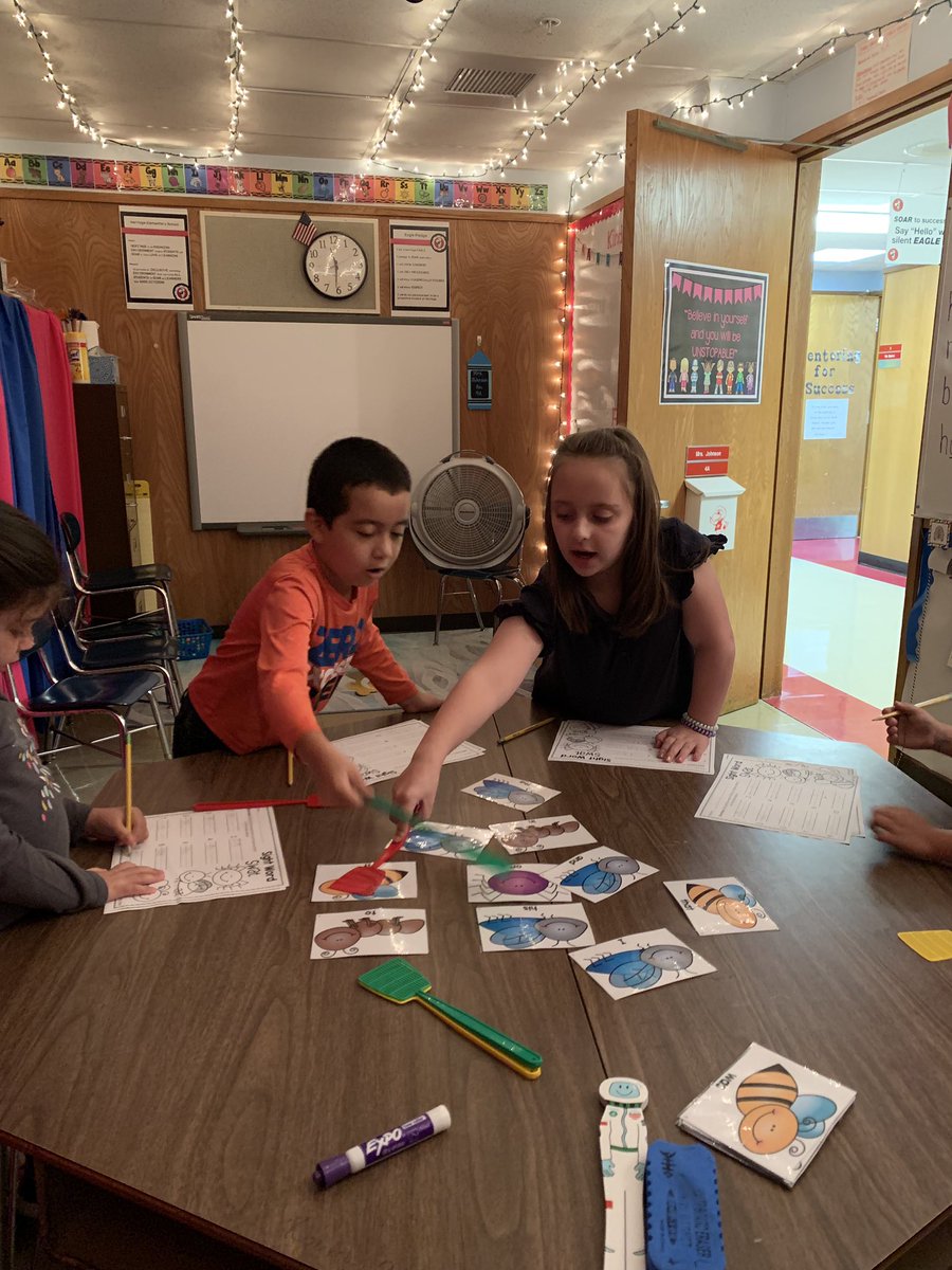 Mrs_Johnson_4A's tweet photo. 1st grade swatting all of the sight words away! #lifeinfirst #weareredclay #soarHeritageSOAR #mrsjohnsondoesntdobugs https://t.co/5iNdieEwoj