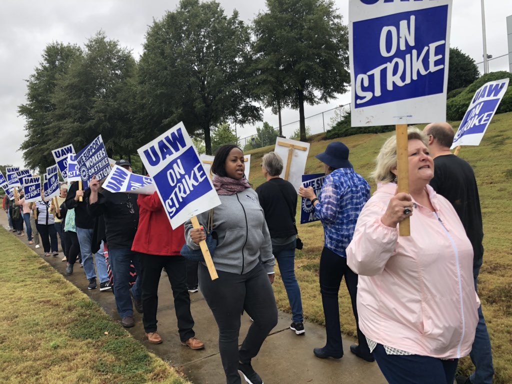 NewsWeCanUse's tweet photo. GM workers continue strike in front of GM facility on Pleasant Hill Rd this morning. #localmemphis #strike #gmautomotive #plantworkers #onstrike https://t.co/NCUEqzVamK