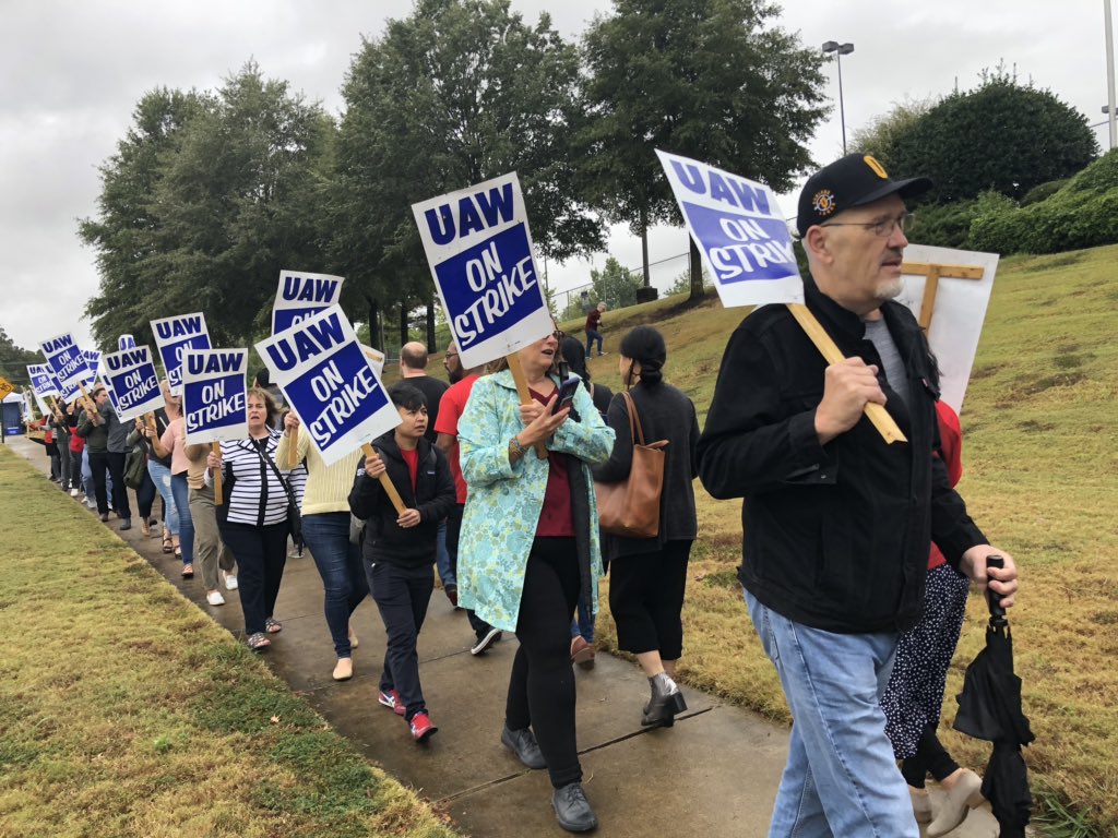 NewsWeCanUse's tweet photo. GM workers continue strike in front of GM facility on Pleasant Hill Rd this morning. #localmemphis #strike #gmautomotive #plantworkers #onstrike https://t.co/NCUEqzVamK