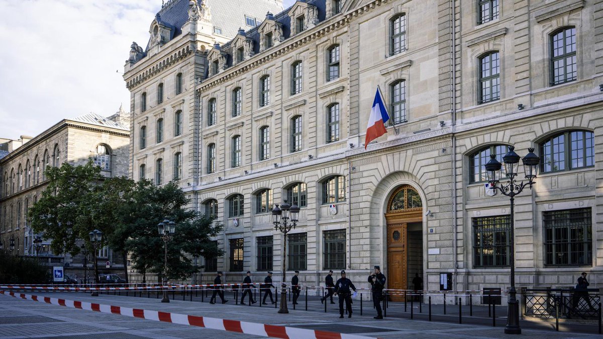 franceinfo's tweet photo. Attaque à la préfecture : la Légion d'honneur sera remise aux victimes à titre posthume

https://t.co/ee4HkAxD6C https://t.co/rX2p3vJntR