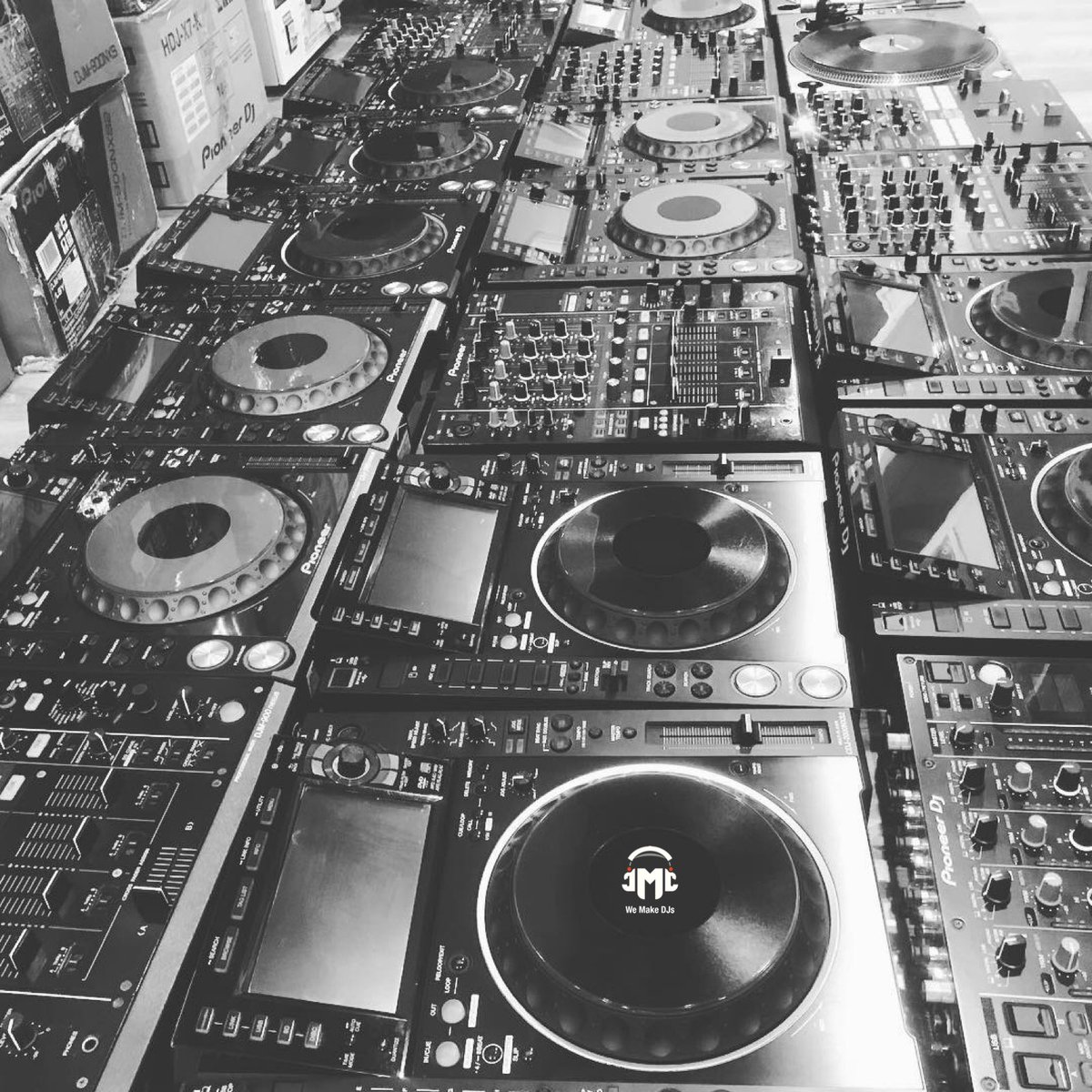 JuizeMuzic's tweet photo. #pioneerdj #juize #myanmar https://t.co/mckde0ZfWt