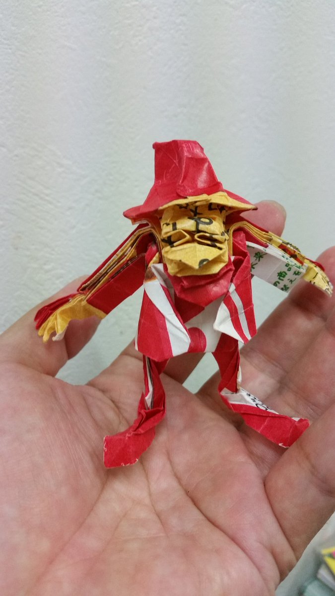 EuLVstKEzmRaJhM's tweet photo. #キットカット が紙パッケージになったのだけど、なにこれ折りやすい。丈夫だし折り目はきちんとつくし、木工接着剤がすごくよく利く。
#エリック・ジョワゼル 小人。
ところで今年10/10でジョワゼルさん9回忌。そしてTAKUTO氏の9才の誕生日。
#ericjoisel
#キットずっと
#キットカット https://t.co/1bs0MJe4NV
