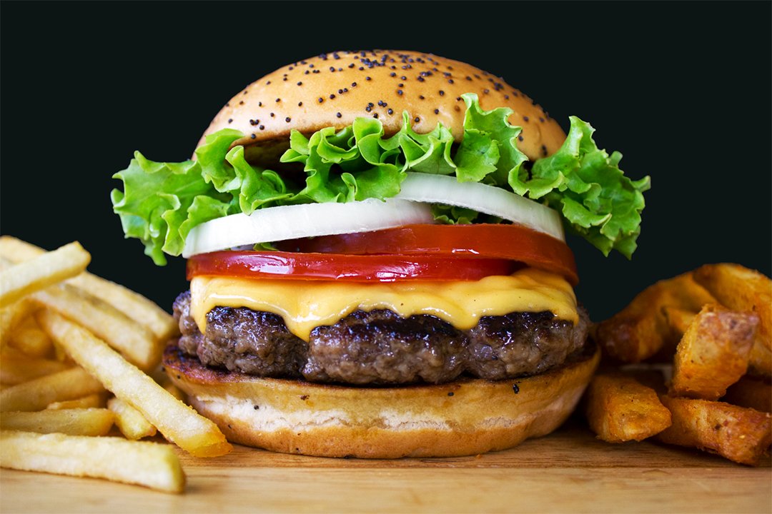 ChefPepperRD's tweet photo. Less Monday, more Burgers! 👊 #AngusCheeseBurger 🧀🍔🔥 Con papas y bebida (Cocacola o Dasani) por sólo RD$355 imp. inc. *No incluye cargo por delivery.
#ChefPepper https://t.co/4MpuBg7S55