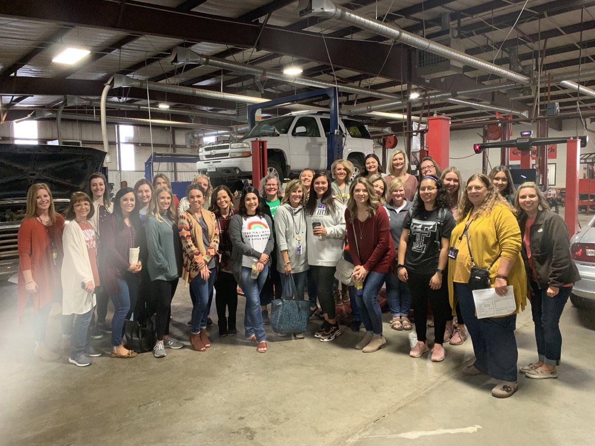 uplandheights's tweet photo. Students - while you were home sleeping this morning, UH teachers were learning about all the amazing opportunities you will have when you get to high school. The things you are learning now will help  prepare you for those years!  #theFrenshipway https://t.co/6jBhAPSA3G
