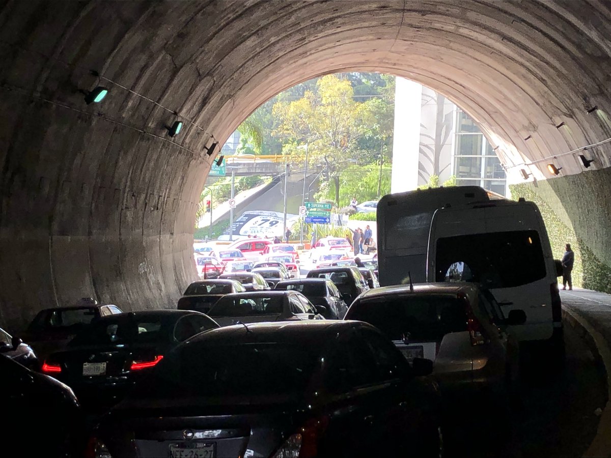 ekcornish's tweet photo. #Taxistas Tengo también derecho a circular. Ante un emergencia, esto es terrible! @warkentin @jrisco @CarlosLoret @aristeguicnn @Claudiashein @lopezobrador_ https://t.co/5Ub3i9sTa2