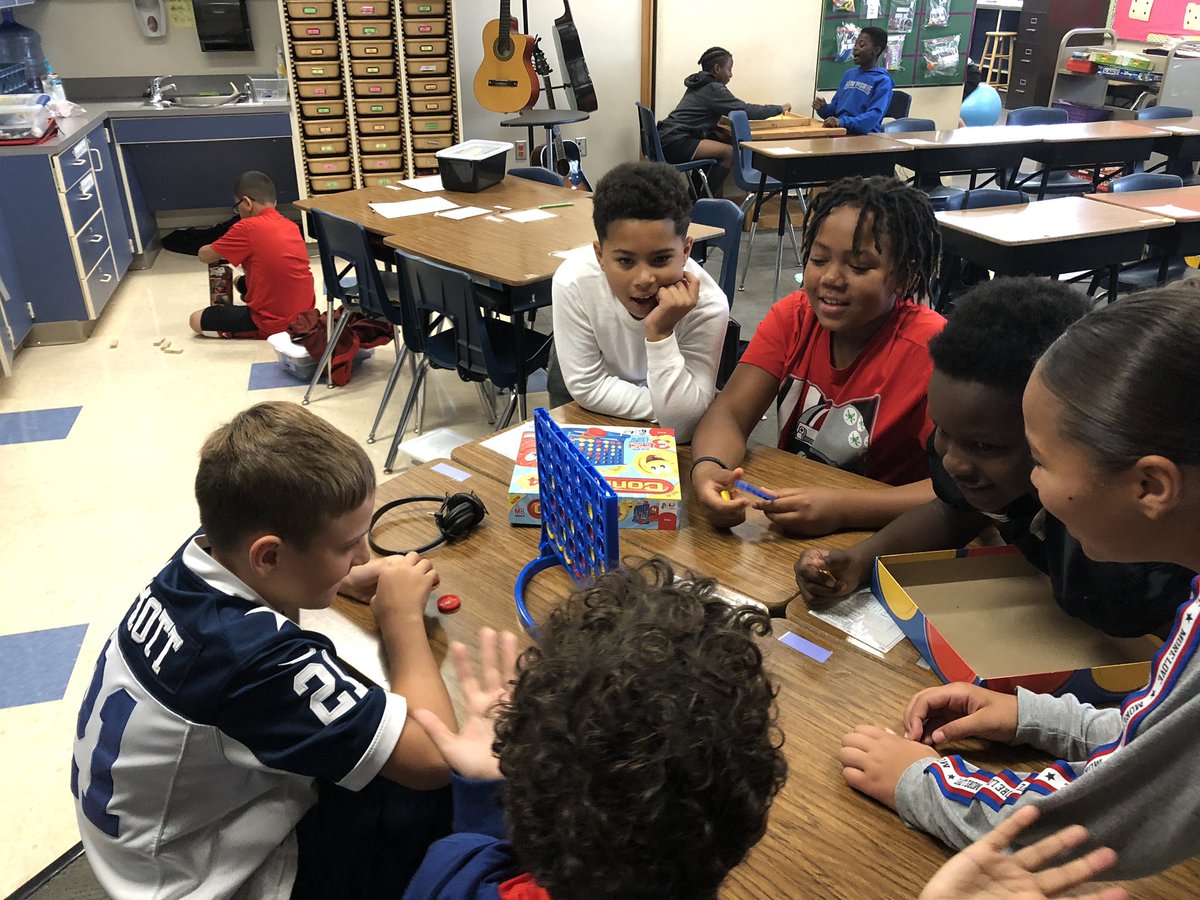 kcline1227's tweet photo. Indoor recess with Team Perseverance! #D2 #dileydelegates #teacherstudentrecess #DMSPride @DMS_Proud @dileyprincipal @PLSD https://t.co/pStyefZlwu