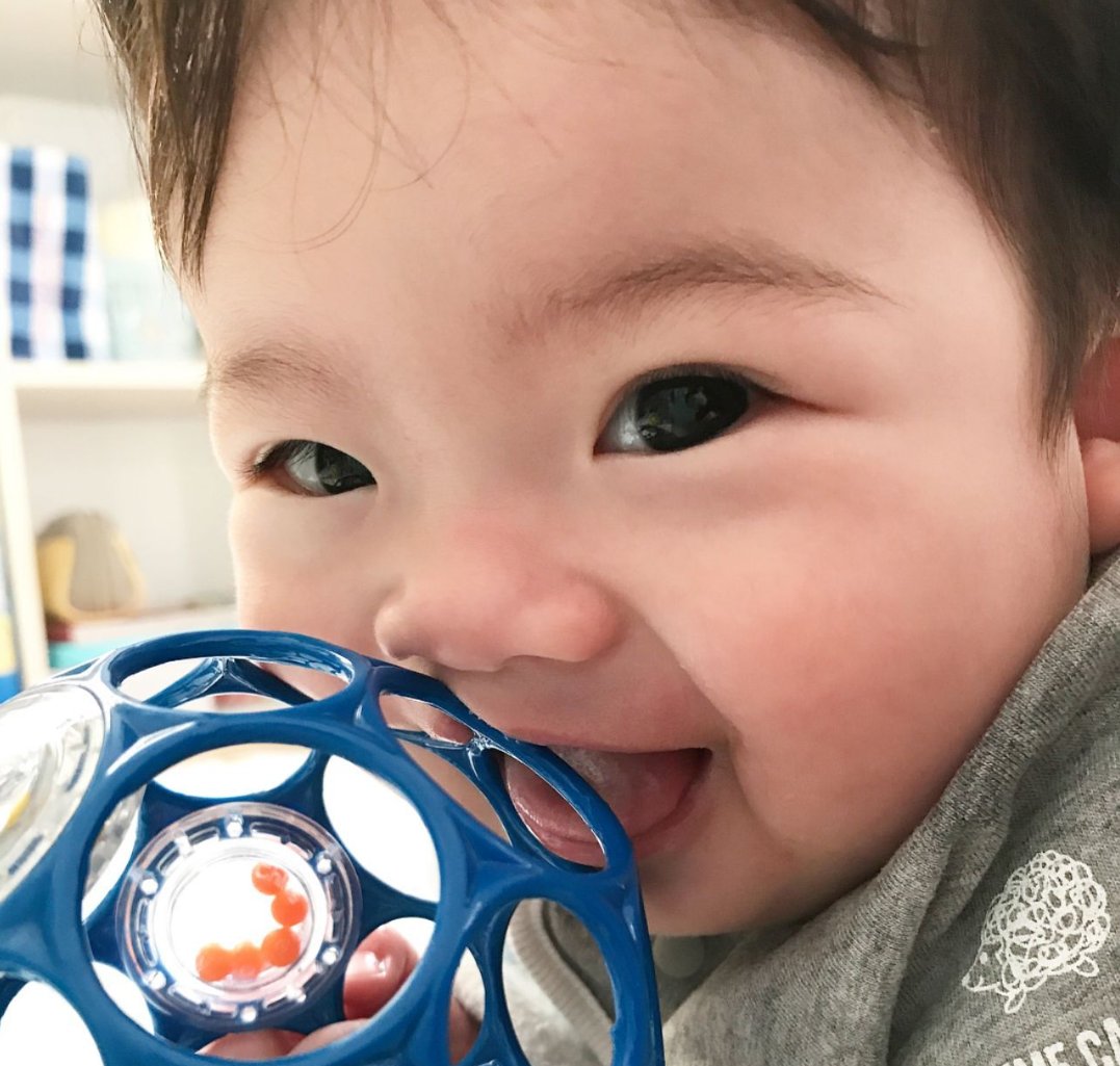 ER1KM5's tweet image. 𝟶𝟽𝟷𝟶↻𝐔𝐩𝐝𝐚𝐭𝐞 𝐍𝐎𝐀𝐇 »
「 É tão sorridente e brincalhão, nem parece que não deixa o papai dormir!