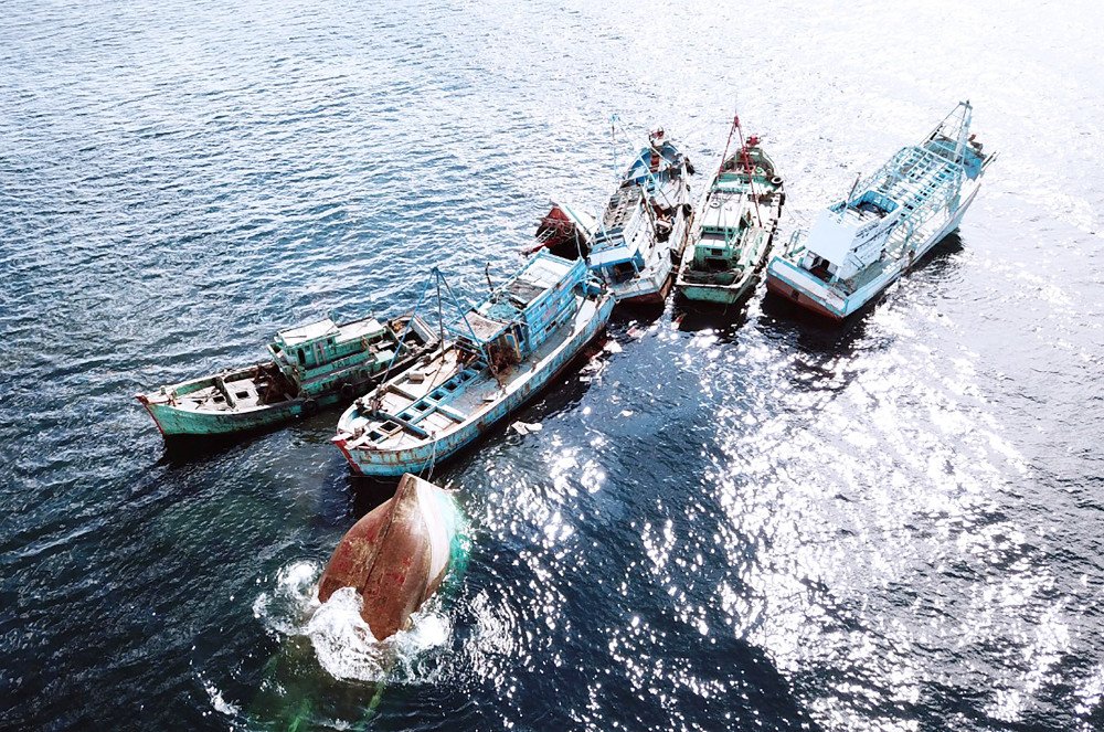 Indonesia Tenggelamkan Lagi 40 Kapal Ikan Asing, dlm periode 1 pemerintahan <a href="/jokowi/">Joko Widodo</a>, 566 kapal asing pencuri ikan ditenggelamkan <a href="/susipudjiastuti/">Susi Pudjiastuti</a> benarnews.org/indonesian/ber…