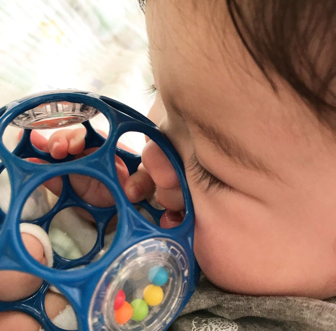 ER1KM5's tweet image. 𝟶𝟽𝟷𝟶↻𝐔𝐩𝐝𝐚𝐭𝐞 𝐍𝐎𝐀𝐇 »
「 É tão sorridente e brincalhão, nem parece que não deixa o papai dormir!