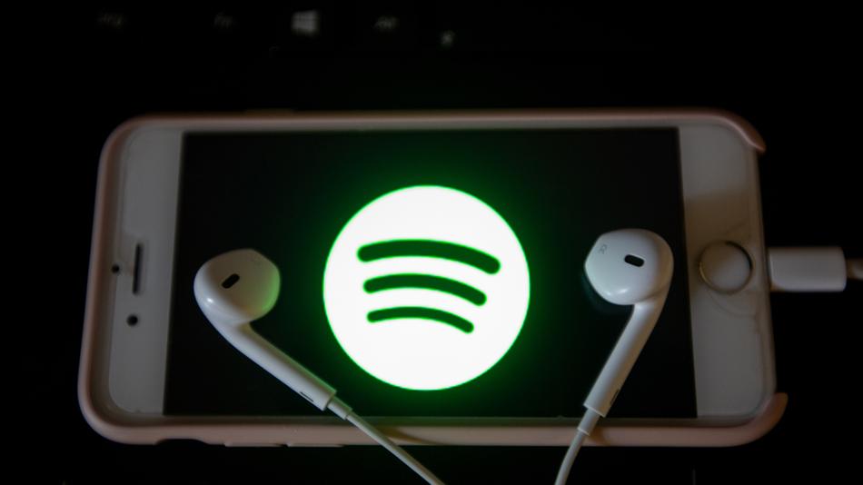 mashable's tweet photo. Spotify finally works with Siri and Apple TV https://t.co/ckP1hP4fCB https://t.co/iy918W1YEi