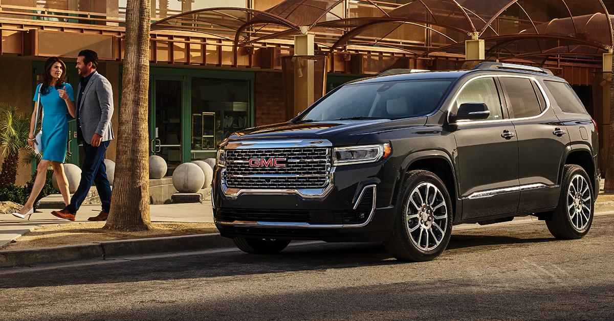 Con la apertura de cajuela manos libres de #GMCAcadia 2020 solo desliza tu pie sobre la marca en el suelo y la acción comienza.