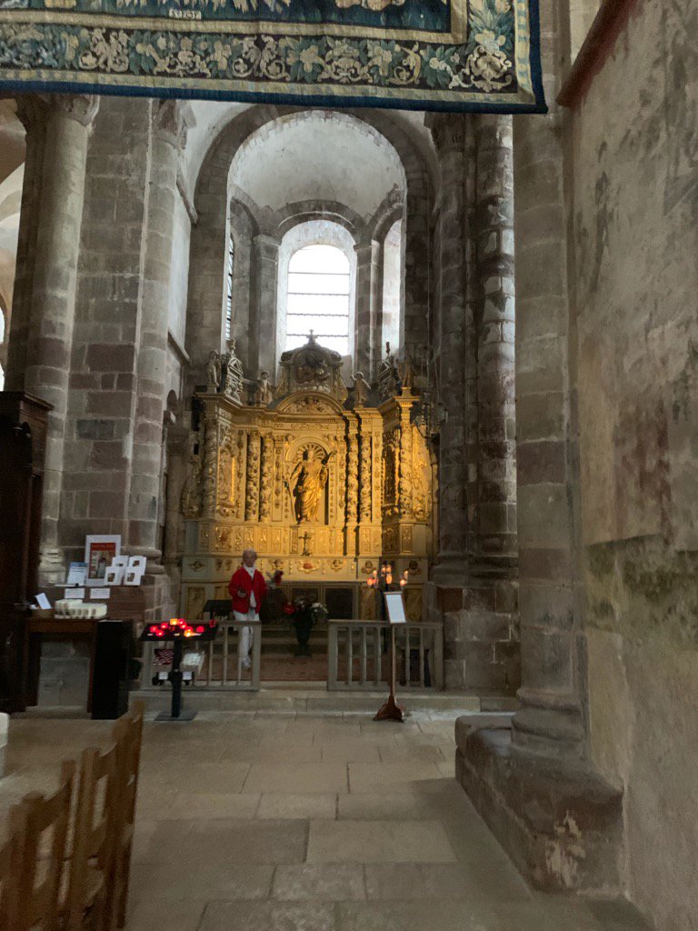 Cathedrale46000's tweet photo. 📸 En images ! La garde d'Honneur de la Cathédrale de #Cahors a participé à la procession de Sainte Foy à #Conques ! #cooperation #festivites #jubile #900ans https://t.co/JeDGCckn3B