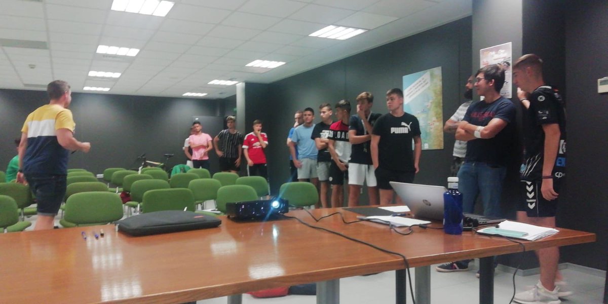 Los arbitros aspirantes tras su charla de reglamento correspondiente comienzan con la mejora de gestoforma. 

Los comienzos son importantes y laboriosos pero seguro que darán un buen resultado.

#tambiénemtrenamos