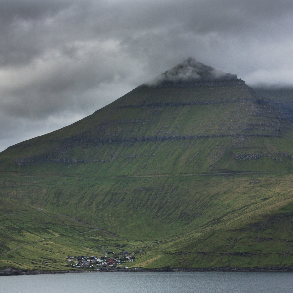 ForoysktDaily's tweet photo. #Slættaratindur = slætti - flat field + tindur - mountain peak // the highest #mountain in the #FaroeIslands (near #Funningur, #Eysturoy) elevation of 880 metres #føroyskt https://t.co/hv2tg1QKAq