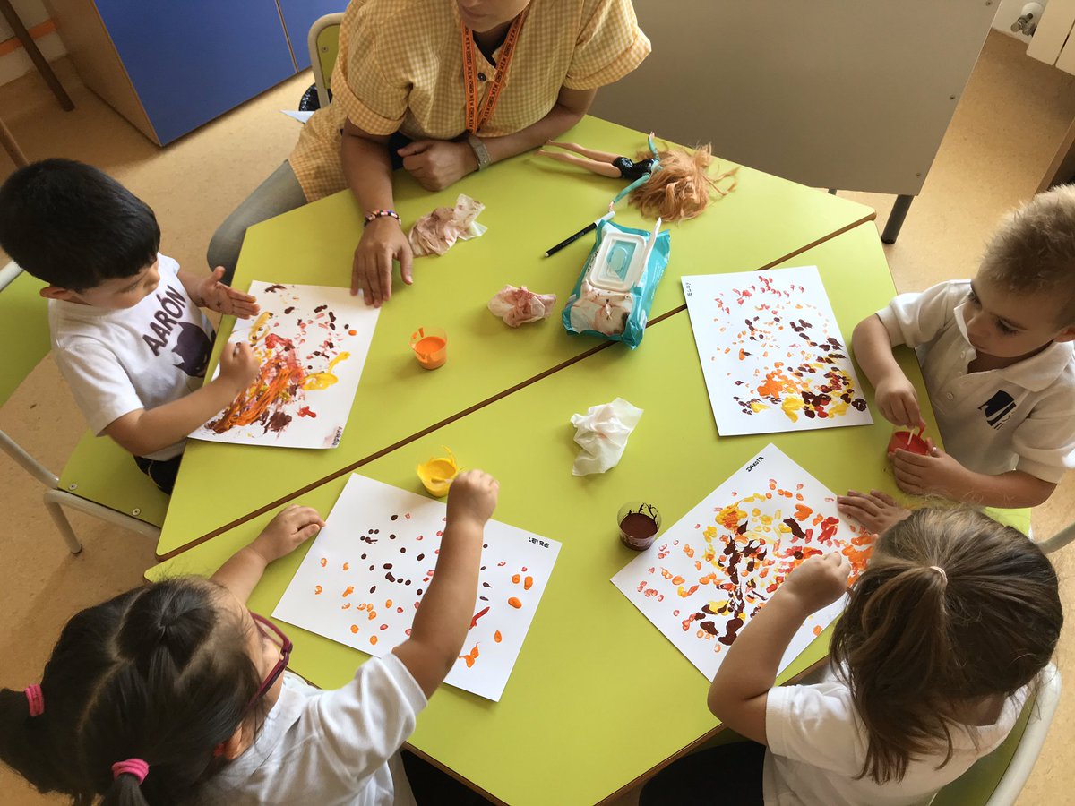 EscolaJoan23's tweet photo. Avui ens toca puntejar amb bastonets de coto per les #orelles els colors de la #tardor: “Groc, Vermell, Taronja i marró, són els colors de la #tardor... 👏🏼 👩🏼‍🎨 🖌 #P3 #INF @EscolaJoan23 #Tarragona #classe https://t.co/xgLqqTGiYG