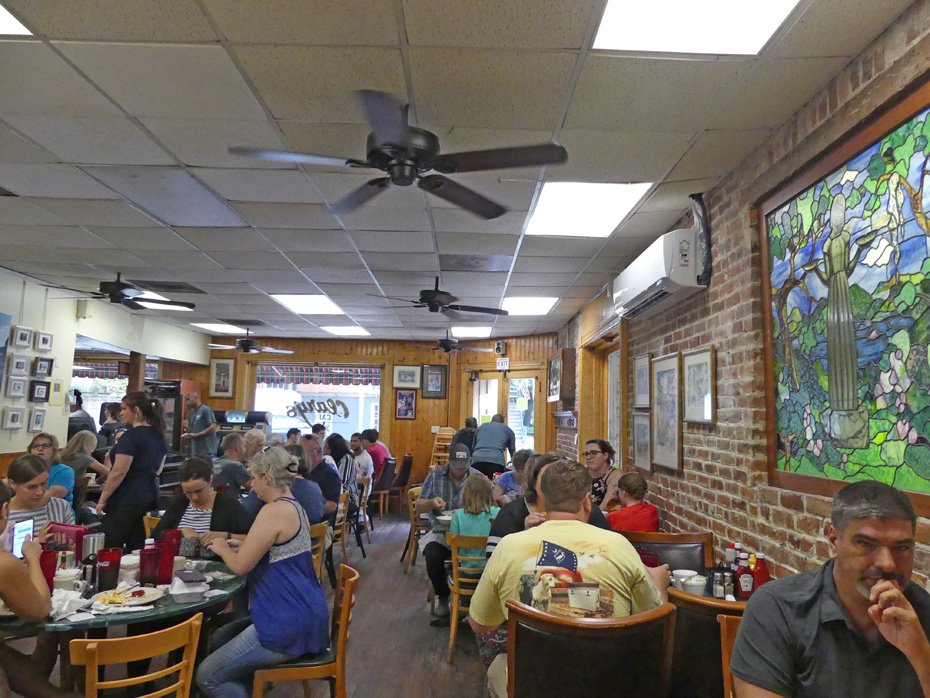 katywalls's tweet photo. Savannah has some of the most unique dining. From #MidnightintheGarden to #Cat friendly  it's awesome! https://t.co/UuboX3nfSi @VisitSavannahPR #Savannah #Foodie #VisitGeorgia #IFWTWA #NATJA https://t.co/047g7Hvg4v
