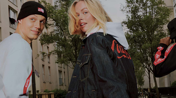 Coca-Cola X DIESEL; stoer én duurzaam! De kleding in deze nieuwe collectie van DIESEL is deels gemaakt van gerecyclede materialen, waaronder PET. Lees meer over "The (Re)collection" en over deze samenwerking op: 
spr.ly/60191EOlb