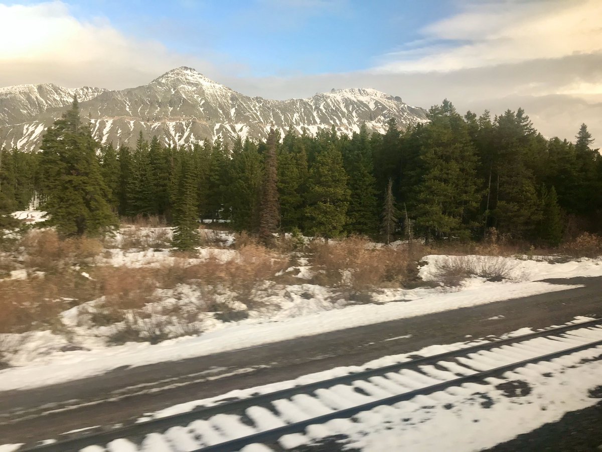 75snow's tweet photo. Glacier National  Park as seen from  #Amtrak’s Empire Builder. #EmpireBuilder https://t.co/K01wIWl1sU