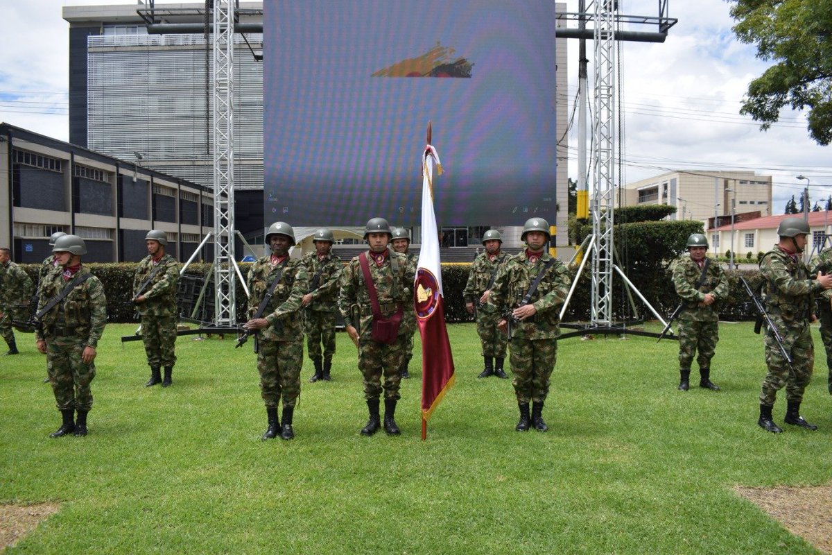 Ingenieros_EJC's tweet photo. @Ingenieros_EJC conmemoraron #205AñosIngenieros en ceremonia militar, presidida por @mluciaramirez @angelamariaorozco @COMANDANTE_EJC, en la que se destacó trabajo y compromiso del Arma de Ingenieros en la construcción de proyectos ejecutados la #BRCON a través de sus batallones. https://t.co/cGkqinfv95