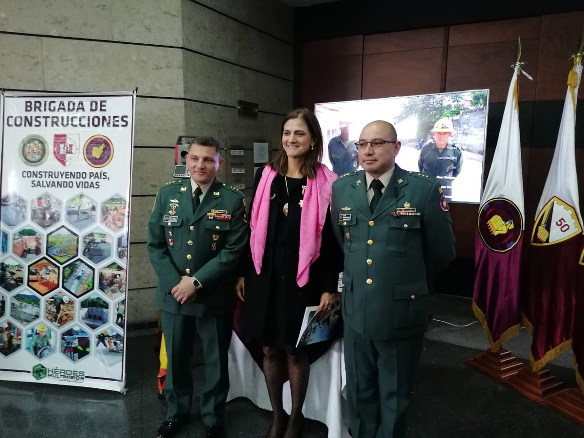Ingenieros_EJC's tweet photo. @Ingenieros_EJC conmemoraron #205AñosIngenieros en ceremonia militar, presidida por @mluciaramirez @angelamariaorozco @COMANDANTE_EJC, en la que se destacó trabajo y compromiso del Arma de Ingenieros en la construcción de proyectos ejecutados la #BRCON a través de sus batallones. https://t.co/cGkqinfv95