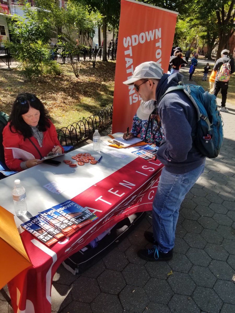 downtownsinyc's tweet photo. Tappen Park was filled with laughter, free bike helmets, music, and much more during the @CMDebiRose annual Community Fun Fair. It was great connecting with all our friends and neighbors in #downtownSInyc! #Tappenpark #historictappenpark #statenisand #stapleton #sinyc @sichamber https://t.co/b0Lb0jY3vo
