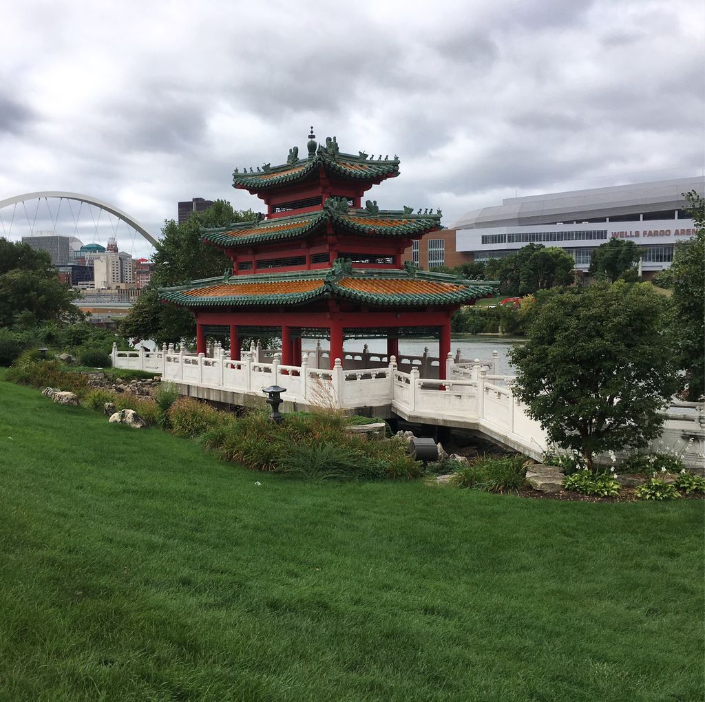 Peaceful little Robert D Ray Asian Garden along the river #freetovisit #desmoines #iowa #gardens