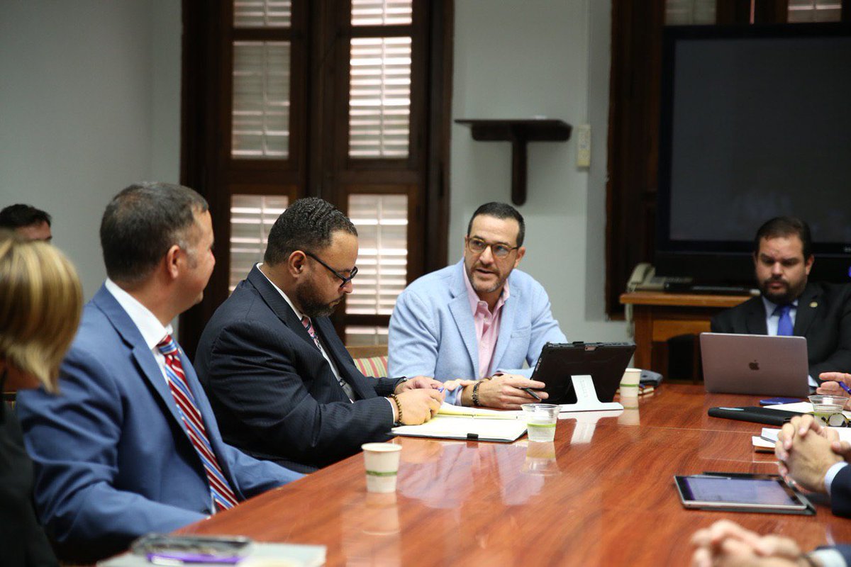 Reunido con el congresista <a href="/RepDarrenSoto/">Rep. Darren Soto</a> y la secretaria de la Gobernación <a href="/ZoeLaboy/">Zoé Laboy</a> para discutir detalles sobre los fondos federales de recuperación para continuar trabajando por un nuevo y mejor Puerto Rico. <a href="/DeptVivienda/">Dept Vivienda</a> <a href="/fortalezapr/">Puerto Rico Governor's Office</a>