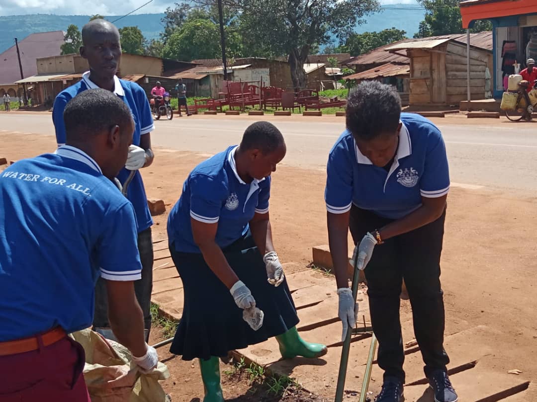 nwscug's tweet photo. Community Connect:
Today NWSC Mbale Area team joined our customers, the local leadership and other stakeholders to clean Sironko Town council.

The activity is a precursor to the National Independence Celebrations that will be held in the district this week. #waterman @NWSCMD https://t.co/pb5FtEClPc