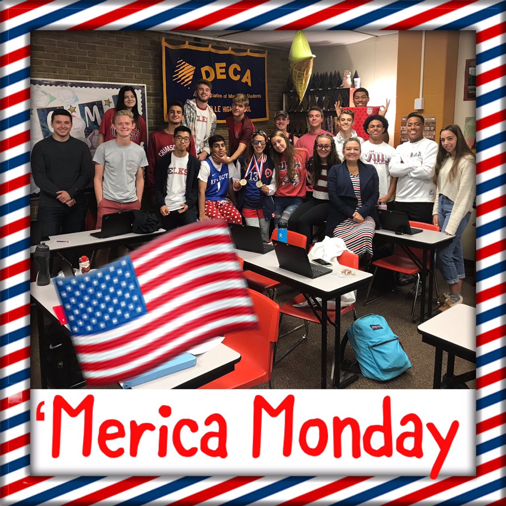 CentervilleDECA's tweet photo. CLASS of 2020 rockin’ the 🔴⚪️🔵🇺🇸 #epnd #spiritchain2019 #SRMKTG #mericamonday https://t.co/Y9A6LGCDHZ