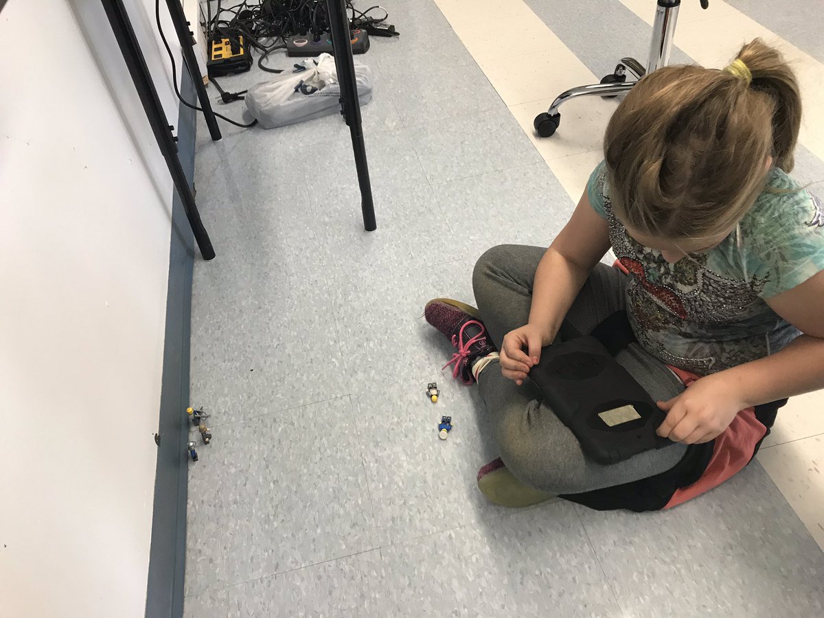 Les élèves de 4e année travaillent fort à créer des vidéos image par image! #stopmotion #art  #laruche #MakerSpace <a href="/smbmerrickville/">SMB</a>