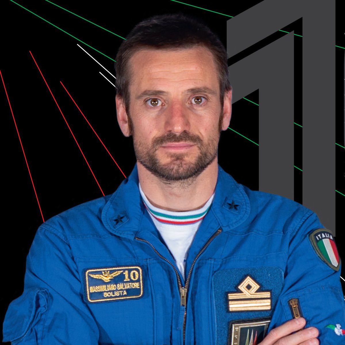 ItalianAirForce's tweet photo. #Pony10, Maggiore Massimiliano Salvatore, già esperto gregario. In questa stagione è il solista delle @FrecceTricolori. Durante il volo si alterna con la formazione principale e presenta le caratteristiche tecniche del velivolo.   #Curiosità: il fumo del suo #MB339PAN è bianco https://t.co/BhpfcVsfzC