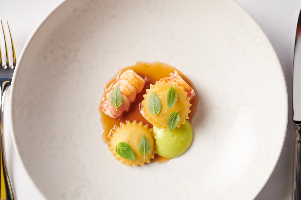 MichelinGuideUK's tweet photo. Luxurious @TheAdareManor is the backdrop to the grand dining experience of the Oak Room
Chef @tweediesm champions Ireland’s artisan producers in his understated modern dishes #MICHELINSTAR20 #Ireland 
#MICHELINguideGBI https://t.co/wUDMjnbzpn