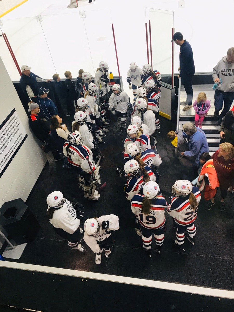 glenview_stars's tweet photo. 🙌🏒U16s proudly supporting their U10 #sisters in between games for both teams! #StarsGirlsGenerations 
#StarsSupportingStars #Sisterhood  #GoStars #Teammates @glenview_stars @AHAI_1 @NWHL @usahockey https://t.co/EbWMuFdyrr
