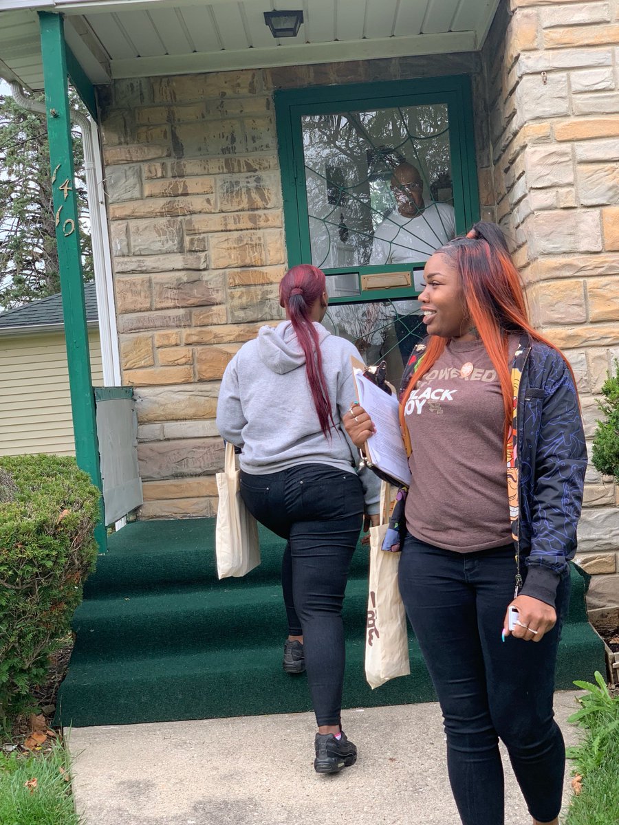 votingwhileblk's tweet photo. Our volunteers in #Flint joined us as we knocked on over 250 doors in support of #SheldonNeeley for Mayor. We have a little under a month to get out the vote. #RT if you support Black political power! Let's FINALLY end the #FlintWaterCrisis! #VotingWhileBlack https://t.co/Z82y3uvpsF